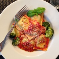 Ravioli with tomato sauce and Broccoli