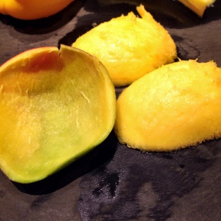 How to Peel a Mango with a Glass