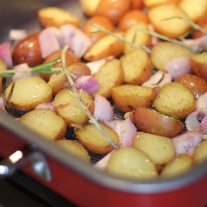 Mini Potatoes, Shallots and Rosemary in Circulon® Roaster